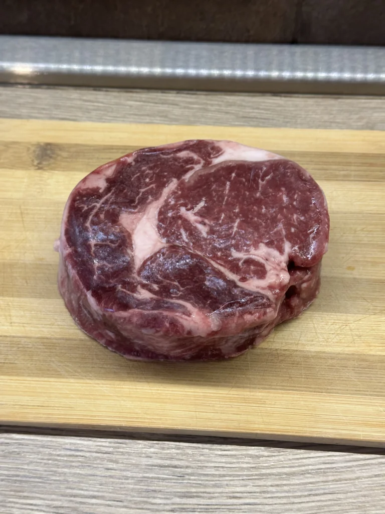 Ribeye steak gata de asezonat